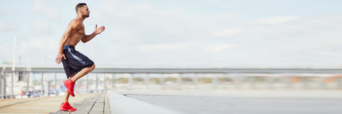 1500x500 Man während Strand Workout
