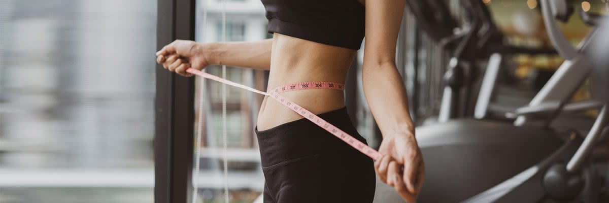 1500x500 flacher Bauch mit Maßband