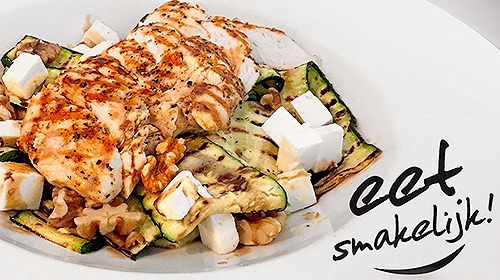 Gegrilltes Hähnchenfilet mit Zucchini, Feta und Walnüssen