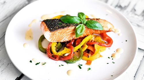 Lachs mit Gemüse und grünem Pesto