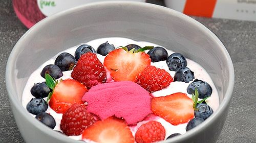 Proteinfrühstück mit roten Früchten