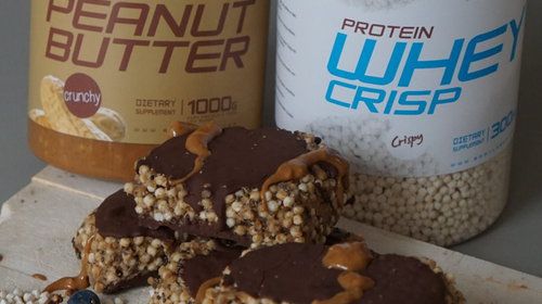 Crisp Protein Bar mit Erdnussbutter und Schokotopping