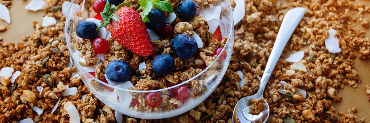 yogurt, granola met fruit