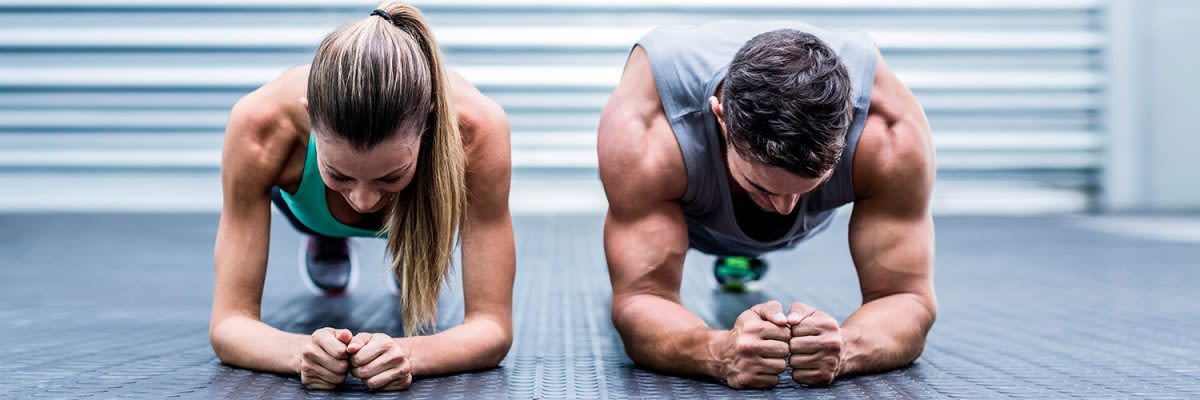 man en vrouw in plank positie