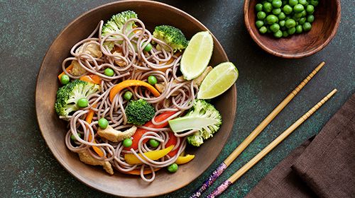 Chinesische Nudeln mit Curry-Huhn