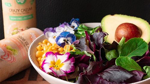 Vegane Salat-Bowl mit Tofu und French-Dressing