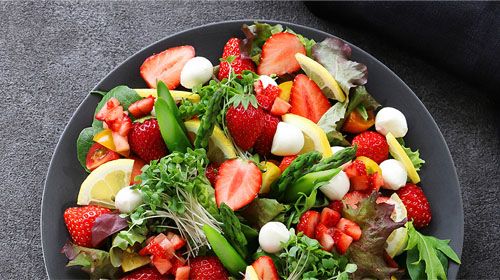 Leichter Spargelsalat mit Erdbeeren & Basilikum