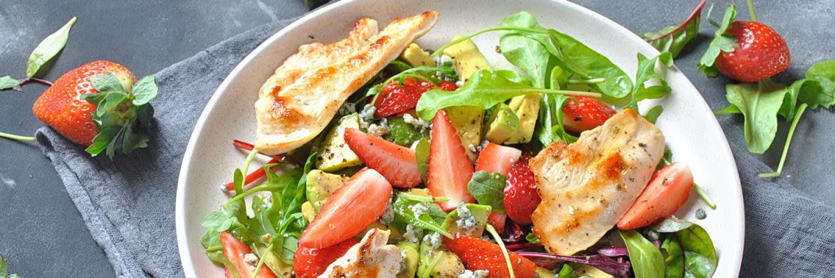 Sommersalat mit Erdbeeren