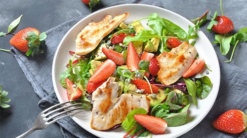 Sommersalat mit Hühnchen, Avocado & Erdbeeren