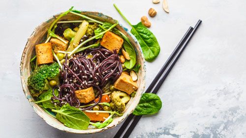 Vegane Kokos-Reisnudel Bowl