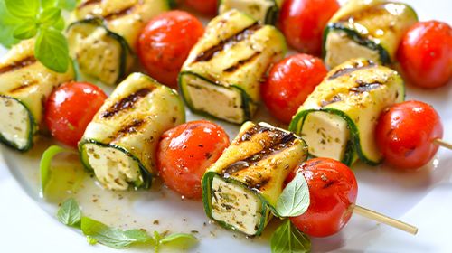 Vegetarische Zucchini-Feta-Spieße