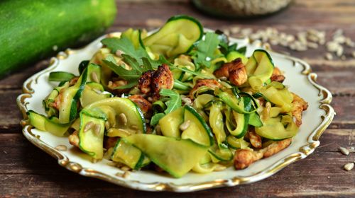 Kalorienarmer Zucchinisalat mit Mamma Mia Zero Sauce