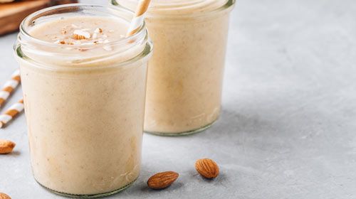 Selbstgemachte Mandelmilch mit Schokogeschmack