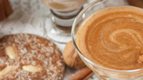 Fruchtiger Apfel Proteinshake mit Zimt
