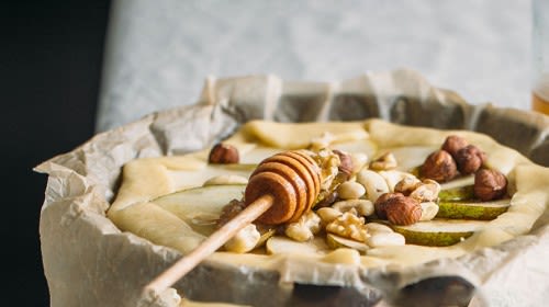Dinkel-Birnen-Ziegenkäse Tarte mit Honig