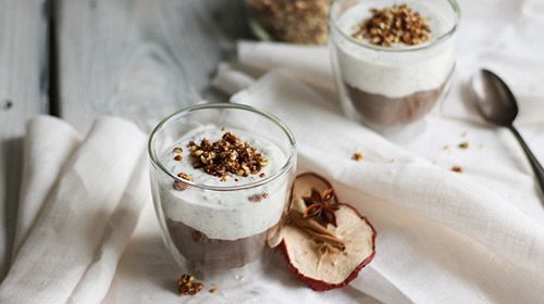 Chia-Apfel-Zimt Dessert mit karamellisierten Mandeln