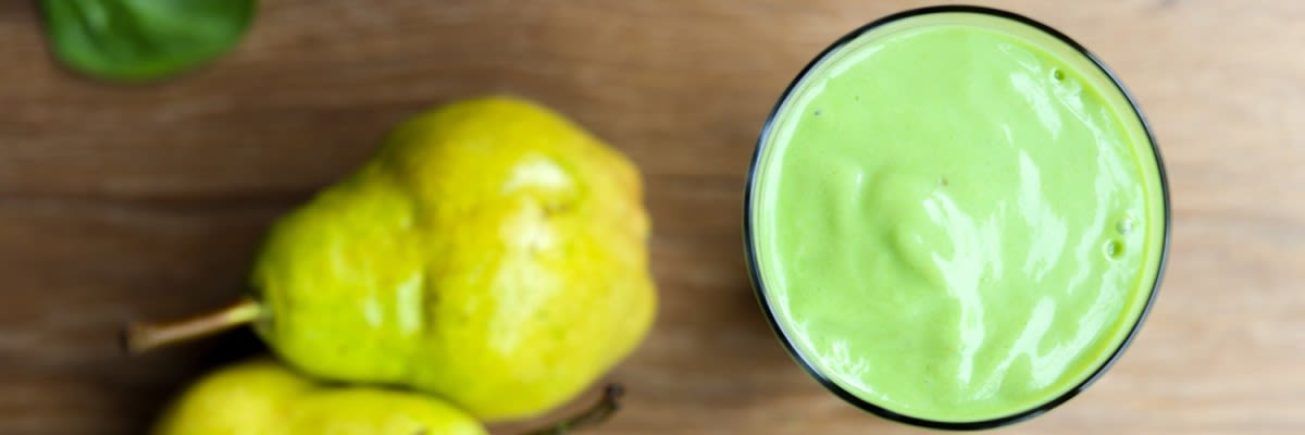 grüner smoothie mit avocado, birne, spinat
