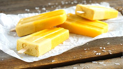 Mango-Eis am Stiel mit Kokosmilch