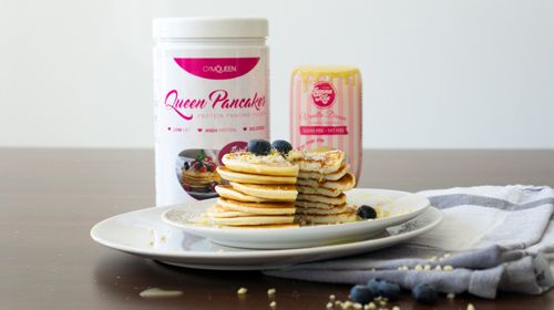 Saftige Snowball Pancakes mit kalorienarmer Vanillesauce