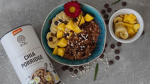 Schokoladiger Chia Porridge mit Banane und Mango
