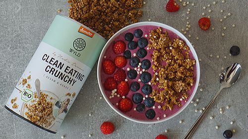 Protein Smoothie Bowl mit Crunchy Sesam-Kokos Topping
