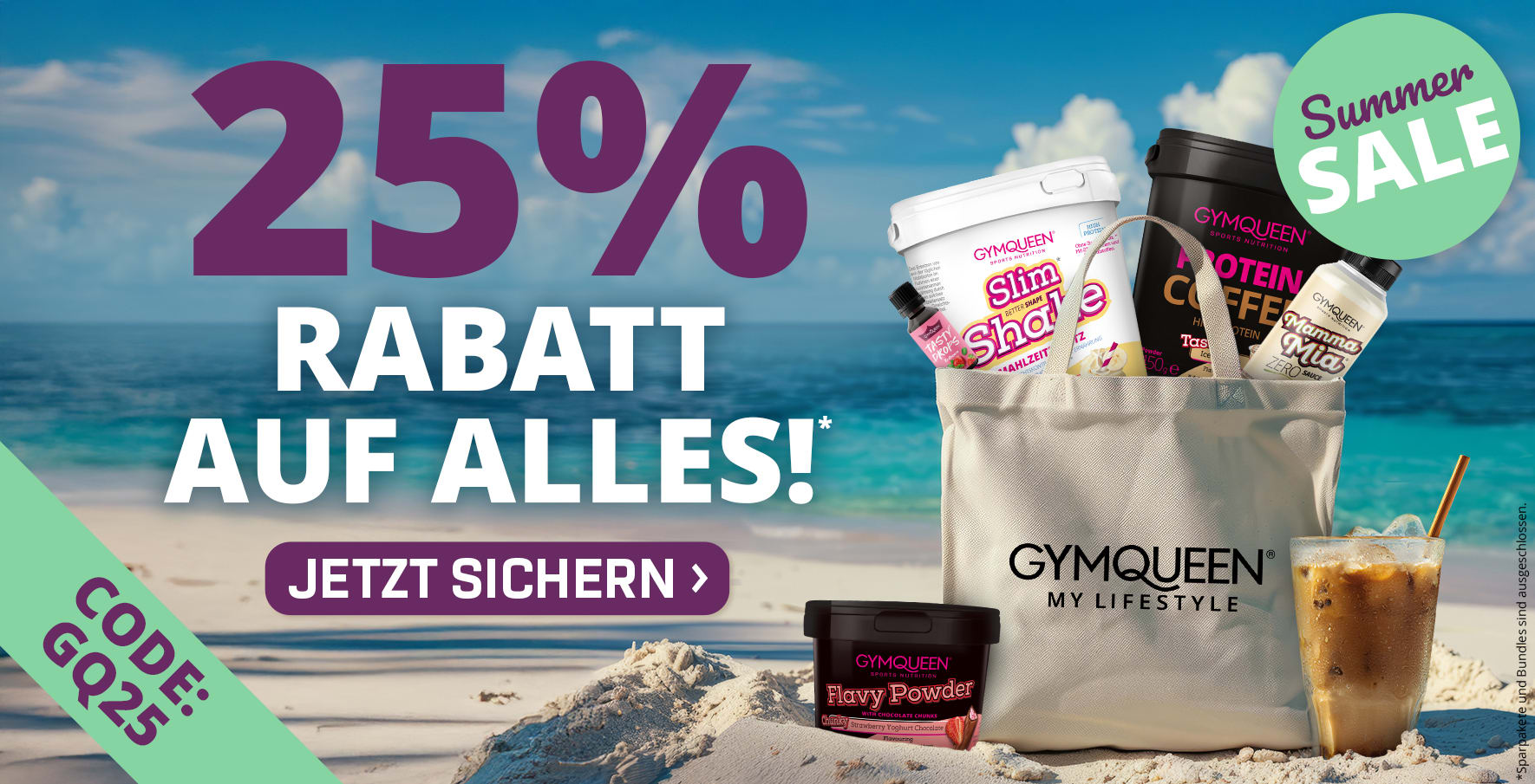 Strand mit Meer und Palmen im Hintergrund - vorne rechts einige GQ Produkte, die aus einem Beutel schauen oder im Sand stehen - Verweis auf den Rabattcode GQ25 und dem Button jetzt sparen