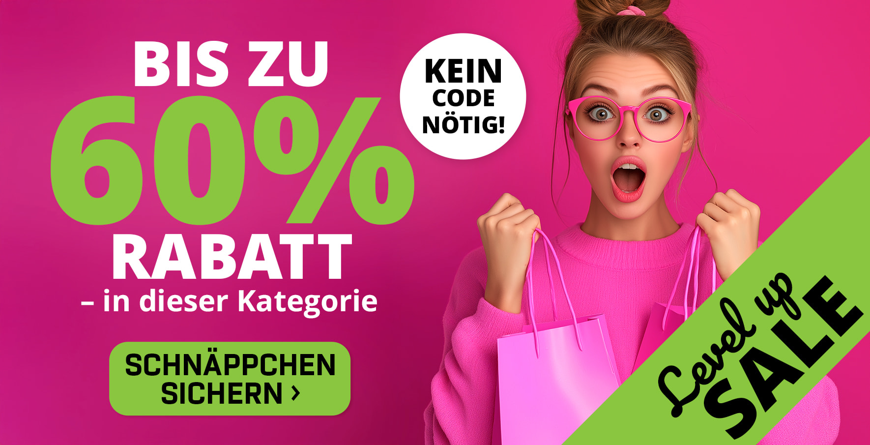 junde Frau mit offenem Mund, überraschtem Gesichtausdruck, pinker Brille und einer rosafarbenen, geöffnetene Papiertüte in beiden Händen, vor die Brust angehoben. Links danbeben der Verweis auf den Sale mit bis zu 60% Rabatt auf ausgewählte Produkte in der Sale Kategorie - Button mit 'Schnäppchen sichern' am unteren Rand unter der Schrift - rechts, schräg Notiz Level Up Sale