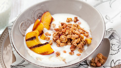 Frühstücksquark mit Granola, gegrilltem Pfirsich und Benefits