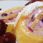 Biskuitrolle mit Fruchtfüllung