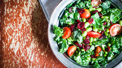 Superfood-Rezept: Grünkohlsalat mit getrockneten Cranberries