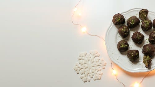 Matcha Coconut Balls umhüllt mit Zartbitterschokolade