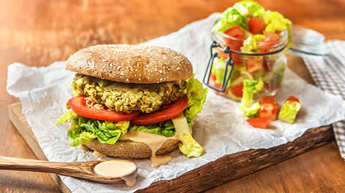 Knackiger Burger mit Avocado-Haferflocken-Bratling