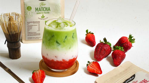 Sommerlicher Strawberry Matcha Latte