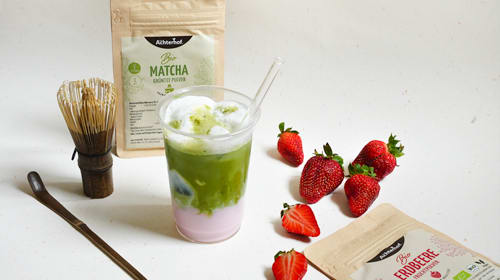 Sommerlicher Erdbeer Matcha Latte