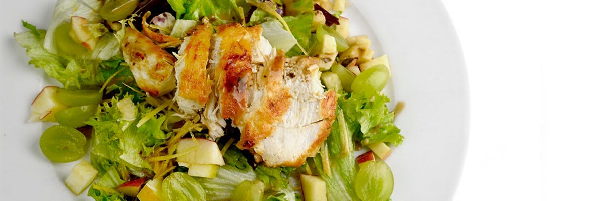 Bunter Salat mit Hähnchenstreifen, Trauben und Apfel - Bodylab DE